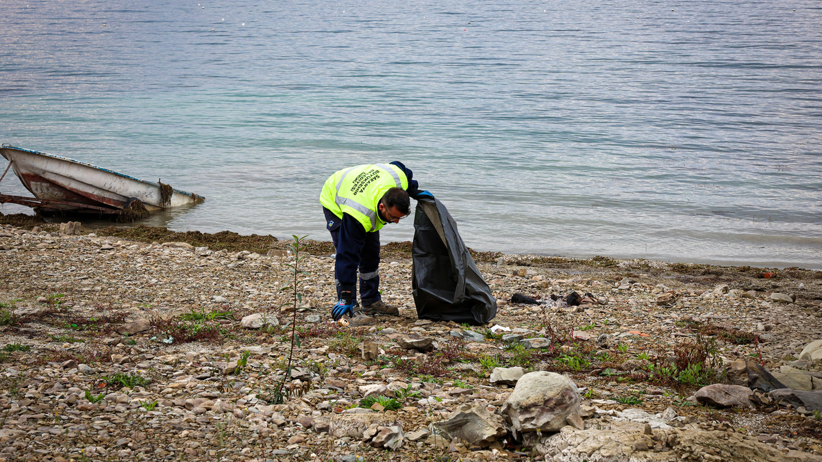 Sapanca Gölü kıyısında temizlik seferberliği