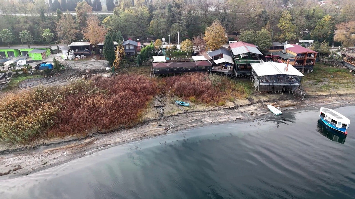 Sapanca Gölü'nde kaçak yapı sahiplerine yıkım tebligatları gönderildi