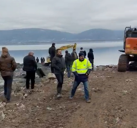 Sapanca Gölü sahilinde ilginç olay: Çamura battı