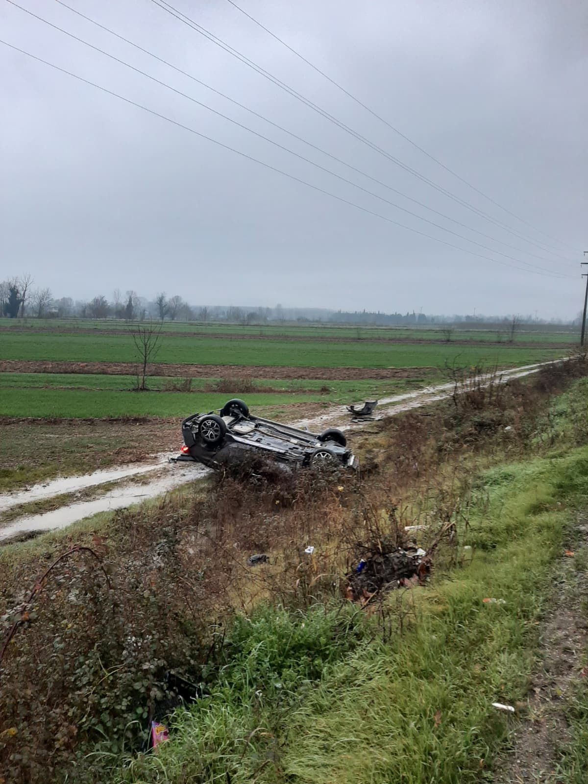 Şarampole uçan araç takla attı