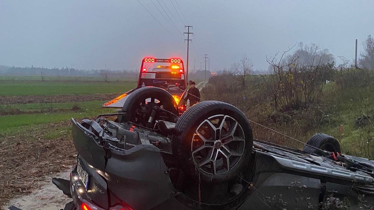 Şarampole uçan araç takla attı