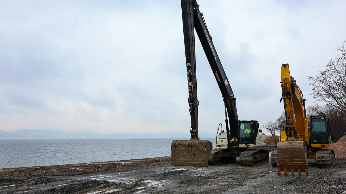SASKİ harekete geçti; Sapanca Gölü kıyısındaki kaçak yapılar yıkılıyor