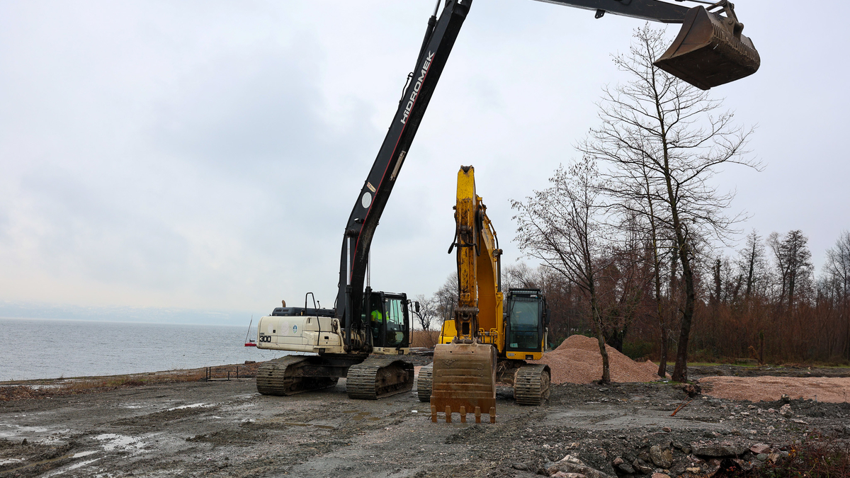 SASKİ harekete geçti; Sapanca Gölü kıyısındaki kaçak yapılar yıkılıyor