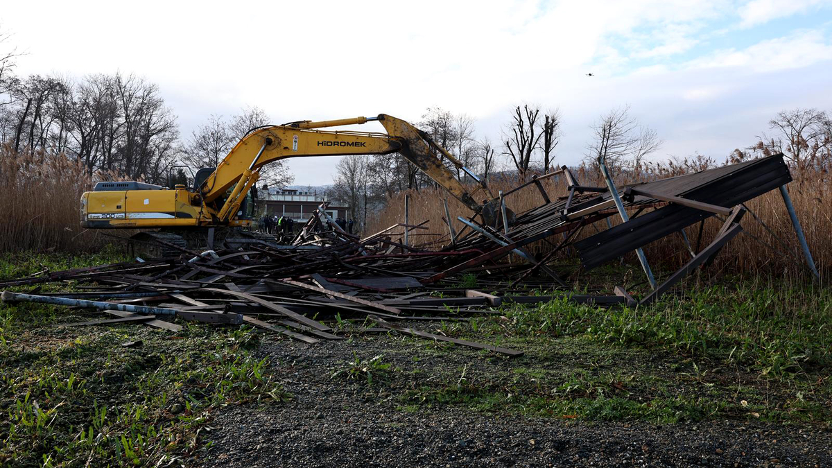 SASKİ harekete geçti; Sapanca Gölü kıyısındaki kaçak yapılar yıkılıyor