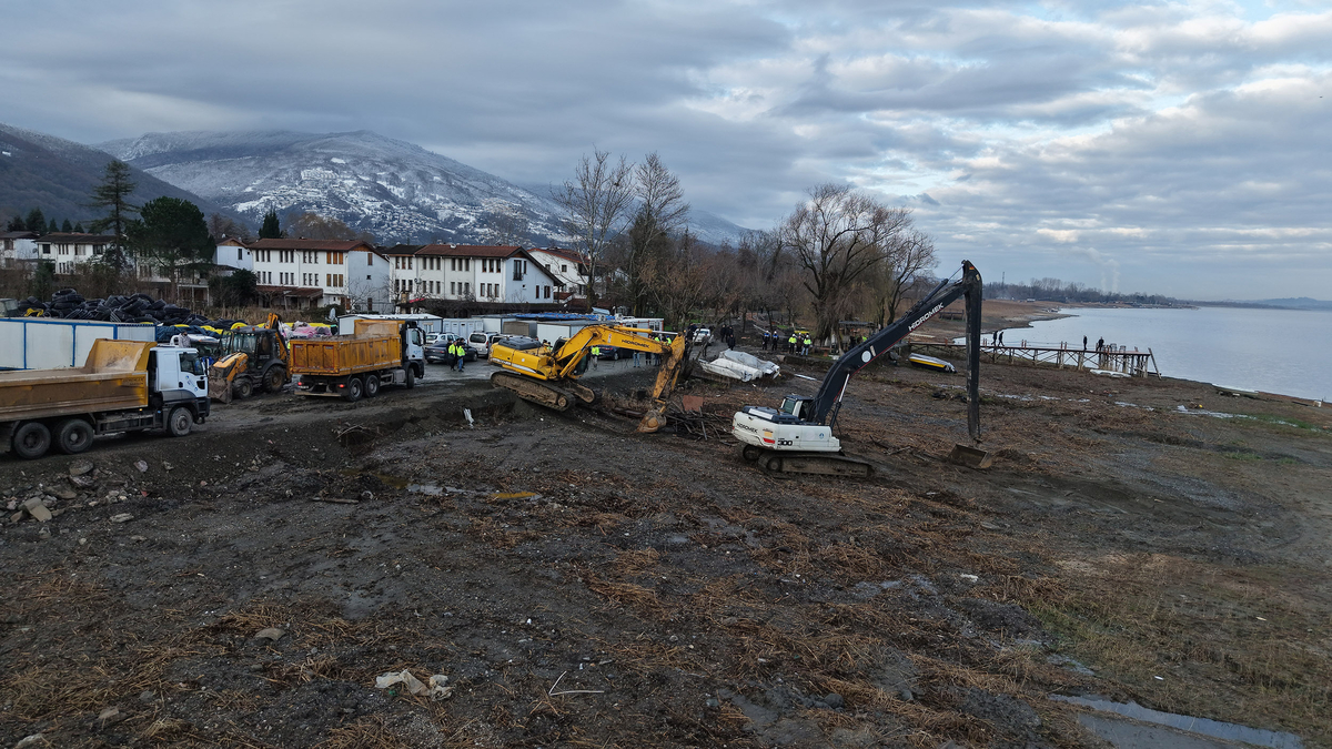 SASKİ harekete geçti; Sapanca Gölü kıyısındaki kaçak yapılar yıkılıyor