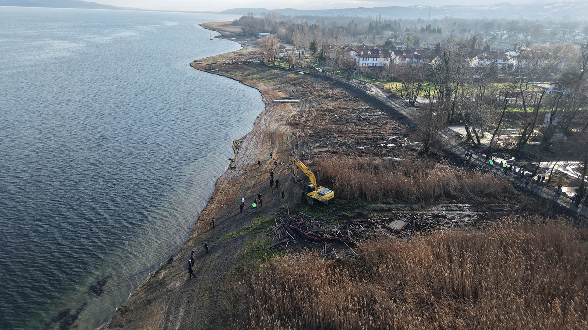 SASKİ harekete geçti; Sapanca Gölü kıyısındaki kaçak yapılar yıkılıyor
