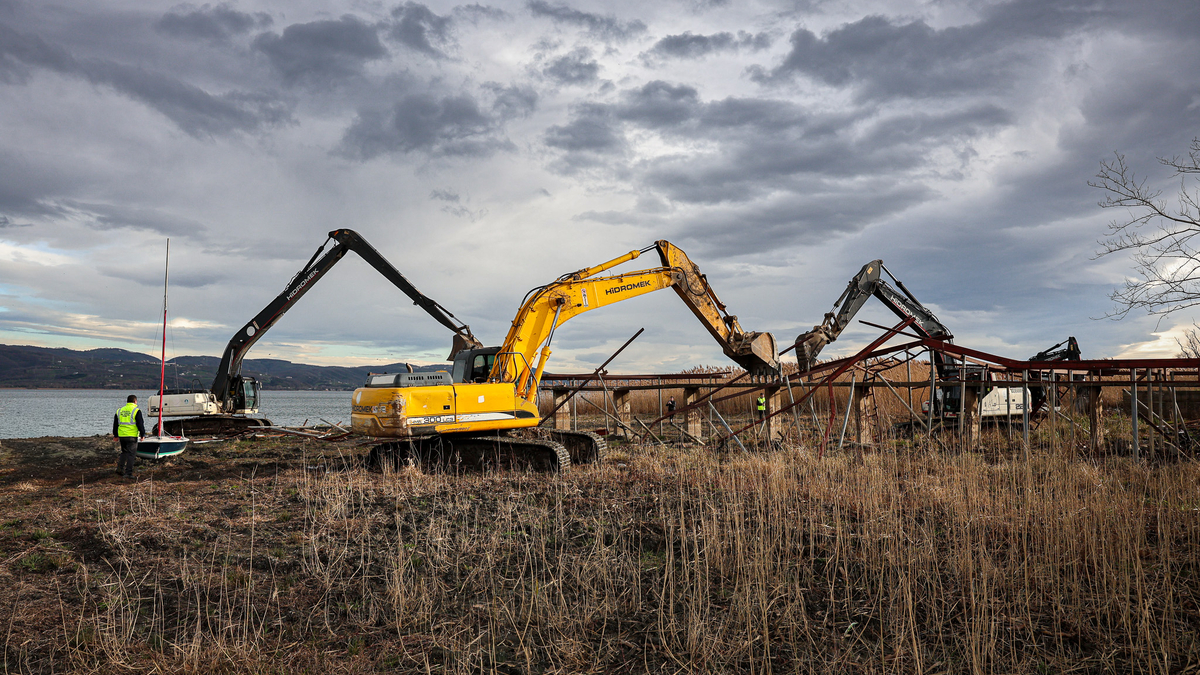 SASKİ paylaştı; 6 kilometrelik hatta kaçak iskele ve yapılar kaldırıldı