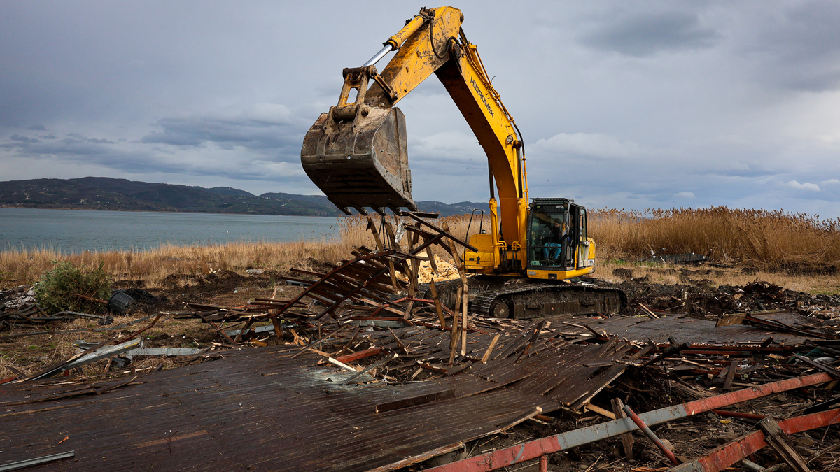 SASKİ paylaştı; 6 kilometrelik hatta kaçak iskele ve yapılar kaldırıldı