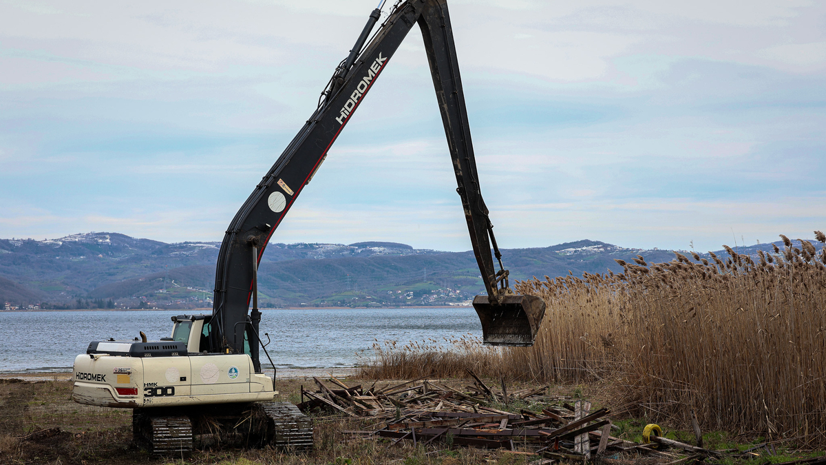 SASKİ paylaştı; 6 kilometrelik hatta kaçak iskele ve yapılar kaldırıldı