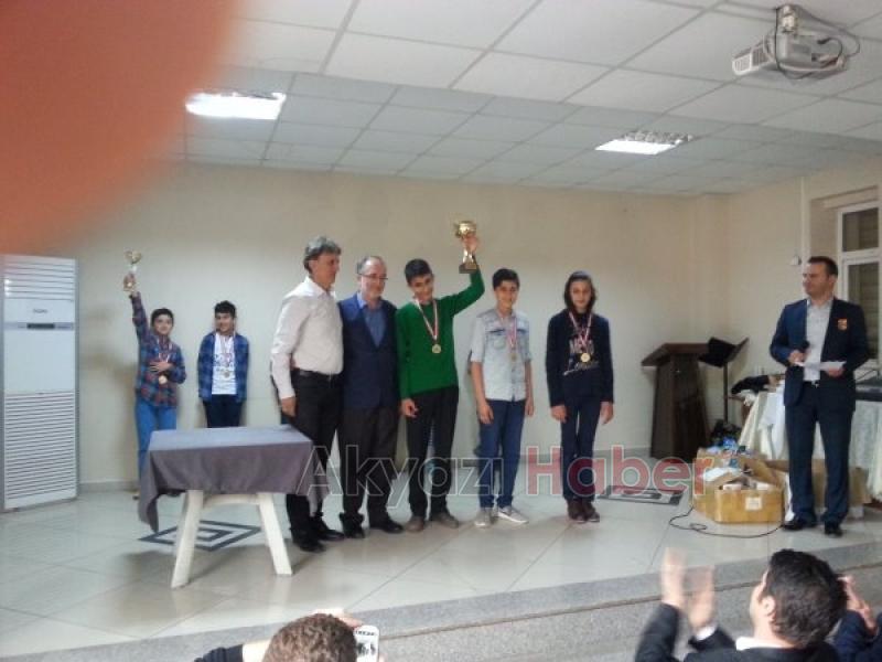 Satrançta Şahlar İmam Hatip Ortaokulundan