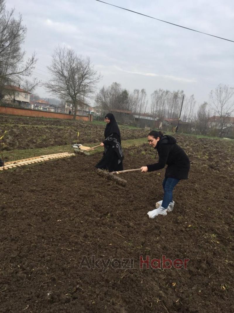 SAÜ'lü öğretmen adayları İlkokul öğrencileri için Hobi bahçesi yaptı