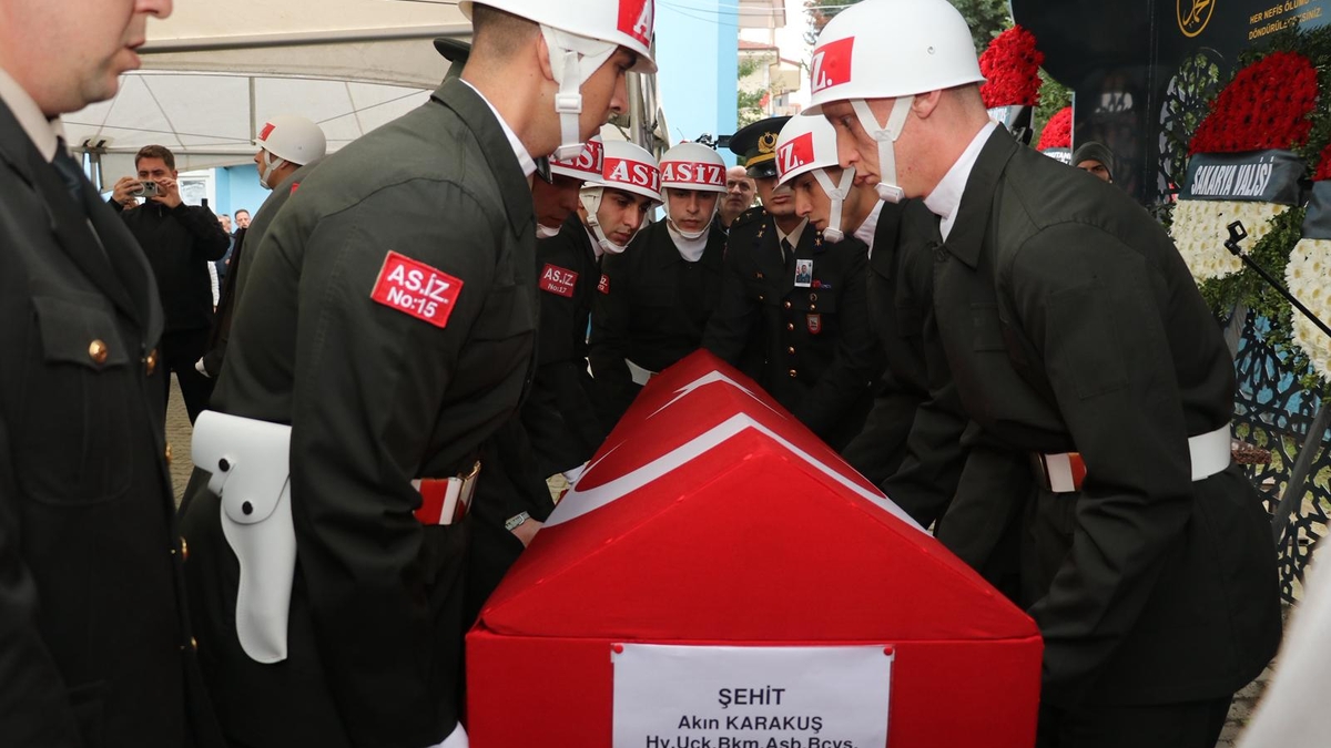 Şehidimiz Akın Karakuş'un naaşını baba ocağında