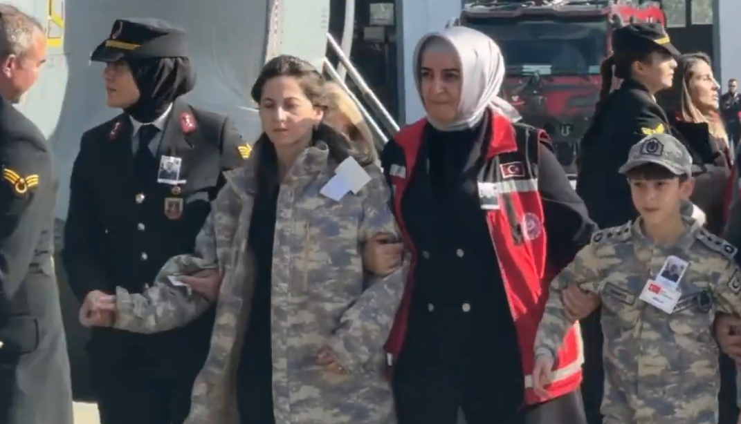 Şehidimiz Akın Karakuş'un naaşını çocukları üniforma ile karşıladı