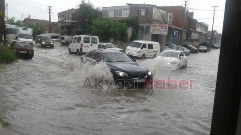 Şehirde Kuvvetli Yağış Nedeniyle Caddeler Göle Döndü