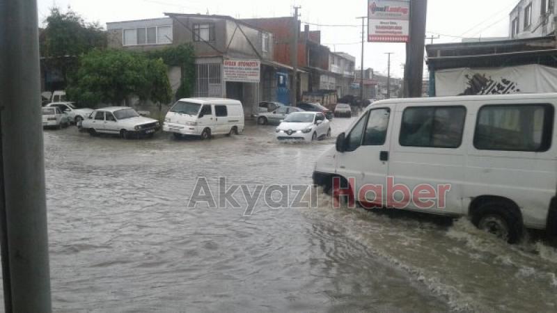 Şehirde Kuvvetli Yağış Nedeniyle Caddeler Göle Döndü