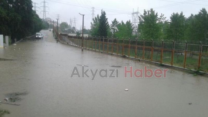 Şehirde Kuvvetli Yağış Nedeniyle Caddeler Göle Döndü