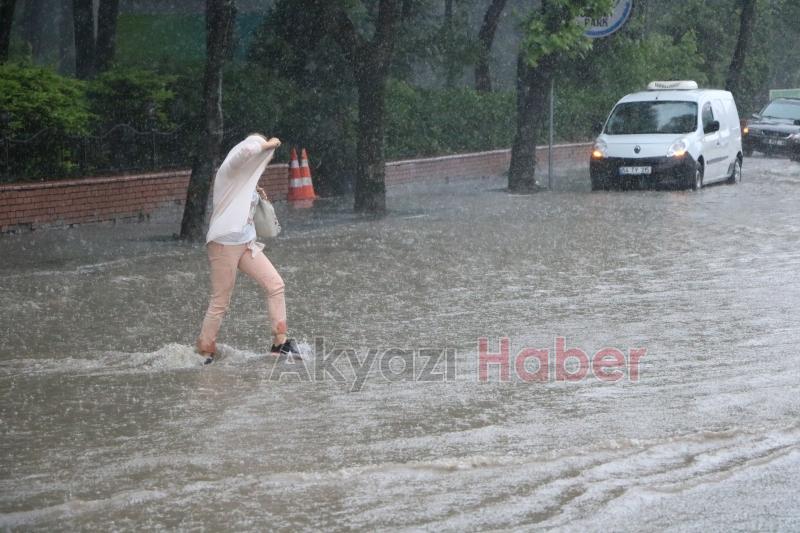 Şehirde Kuvvetli Yağış Nedeniyle Caddeler Göle Döndü
