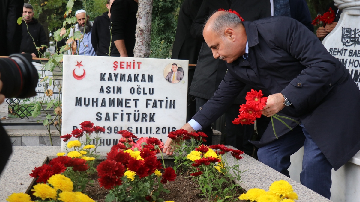 Şehit Kaymakam Safitürk mezarı başında anıldı