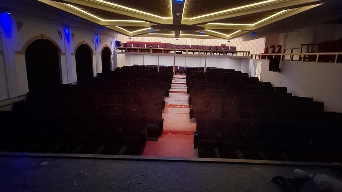 Şehrin ilk özel tiyatro sahnesi ünlü komedyenle kapılarını açıyor