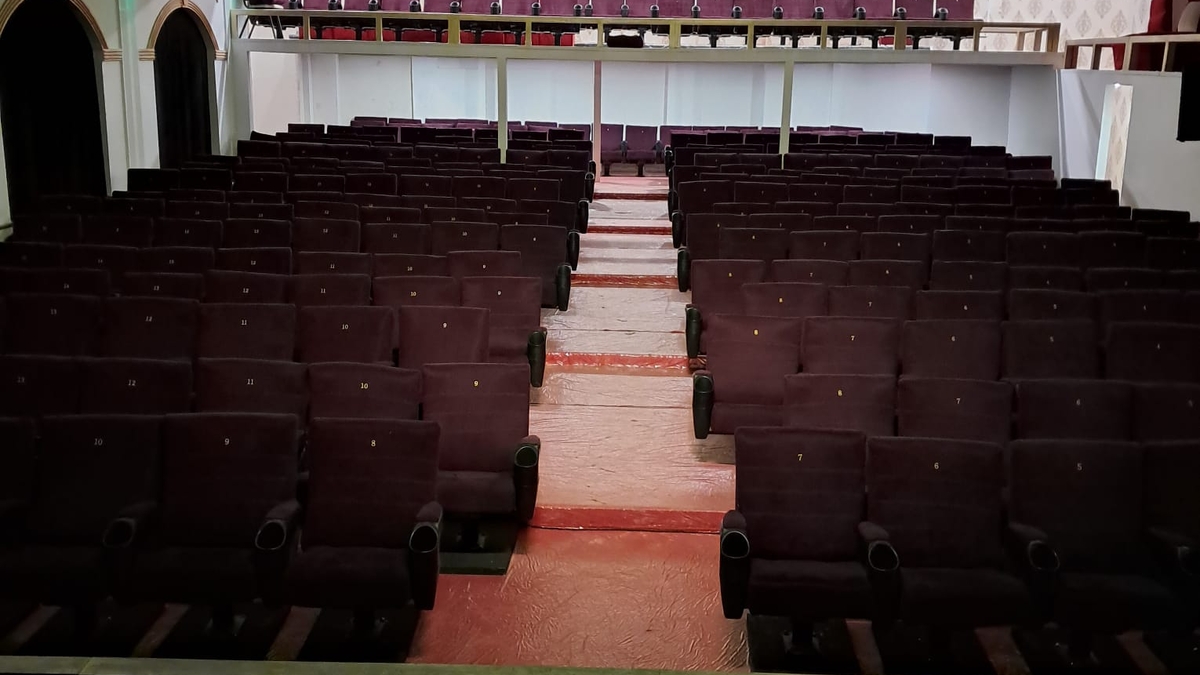 Şehrin ilk özel tiyatro sahnesi ünlü komedyenle kapılarını açıyor