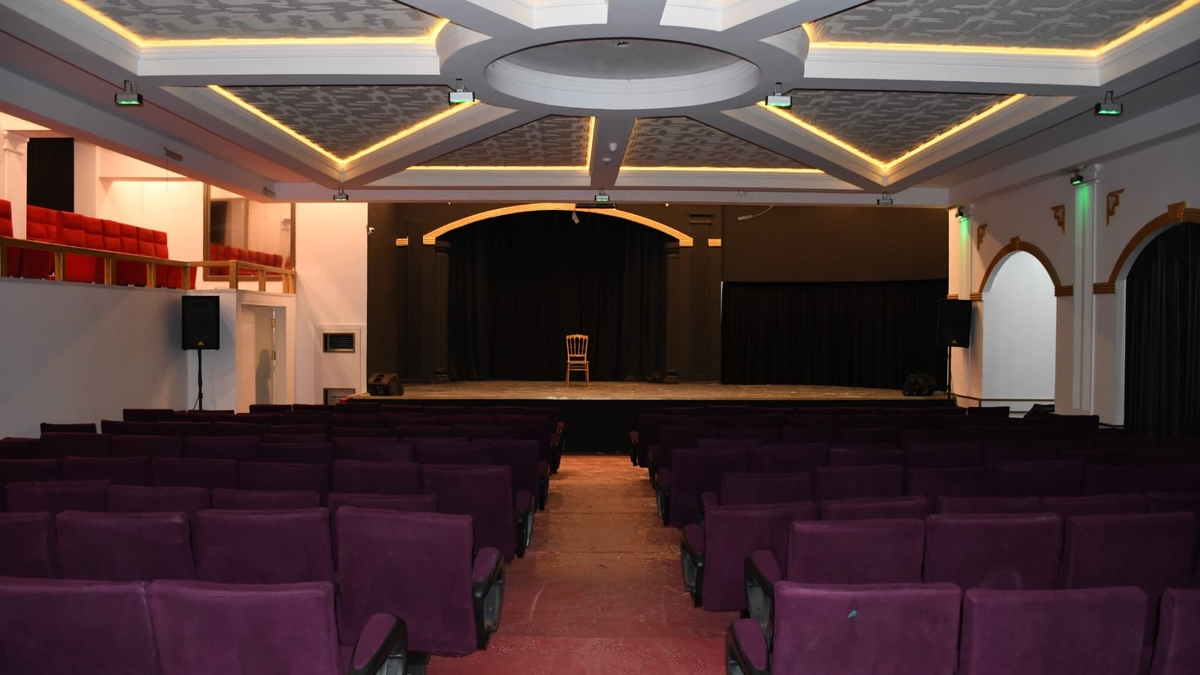 Şehrin ilk özel tiyatro sahnesi ünlü komedyenle kapılarını açıyor