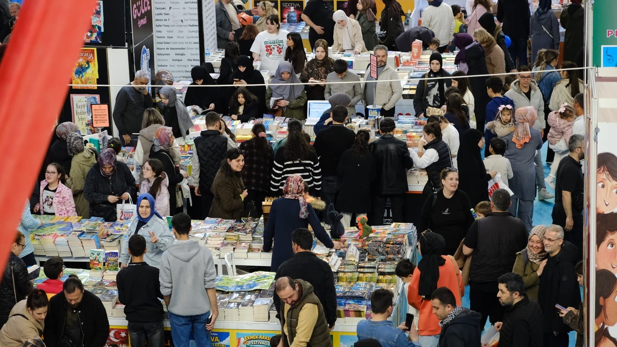 Şehrin kalbi kitapla atıyor