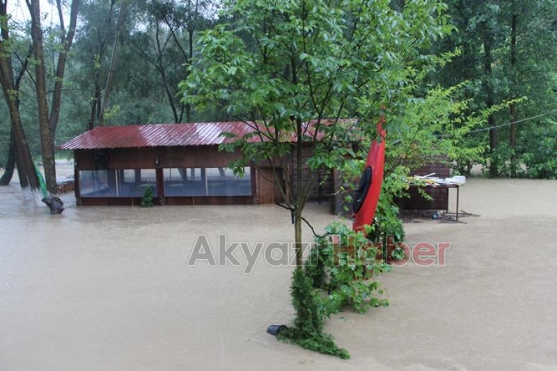 Selde mahsur kalanlar askeri helikopterle kurtarıldı