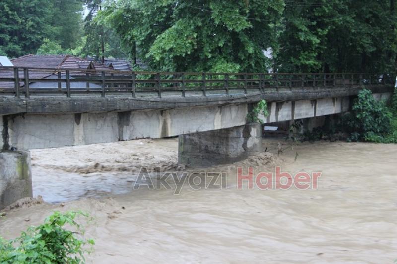Selde mahsur kalanlar askeri helikopterle kurtarıldı