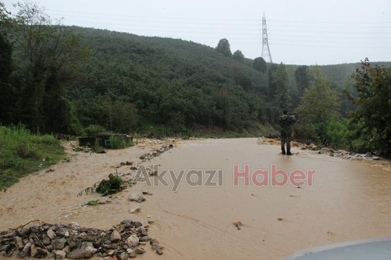 Selde mahsur kalanlar askeri helikopterle kurtarıldı