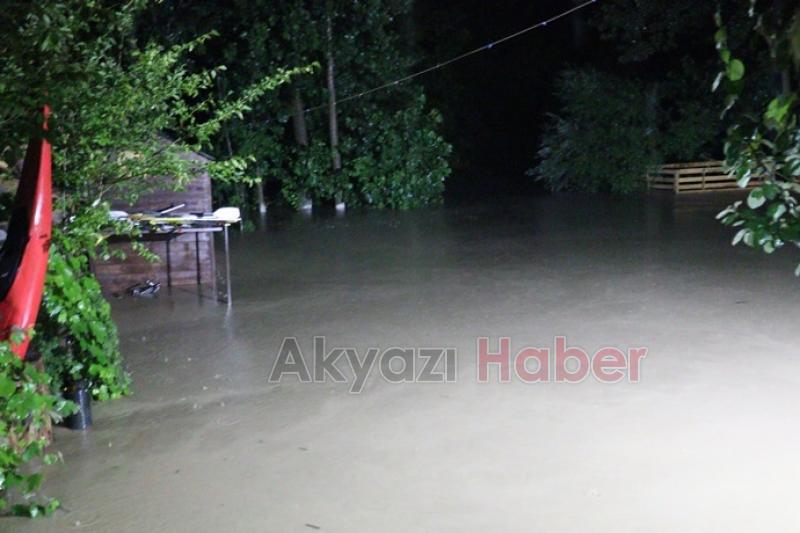 Selde mahsur kalanlar askeri helikopterle kurtarıldı