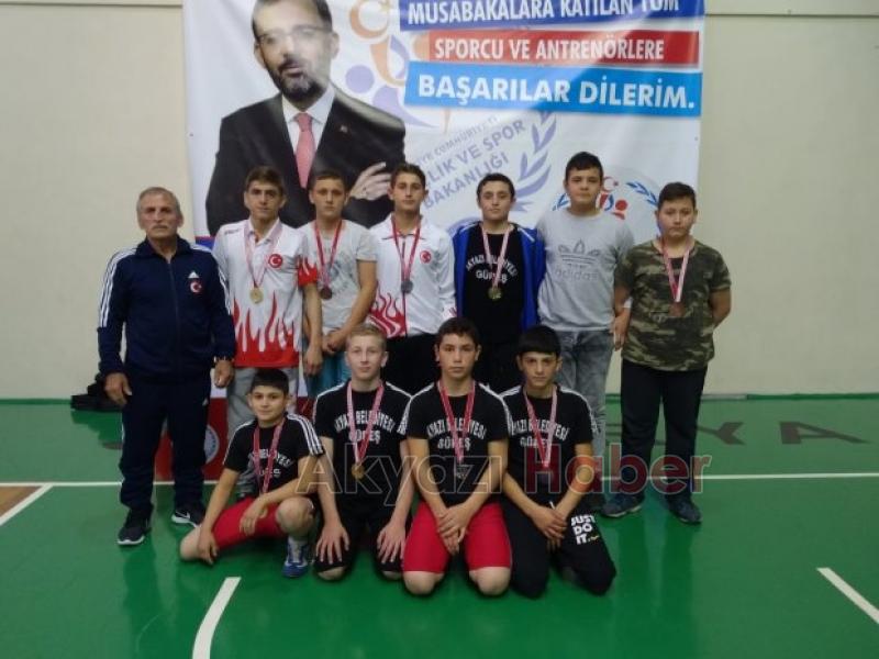 Serbest Güreş Turnuvasına  Akyazılı güreşçiler damga vurdu