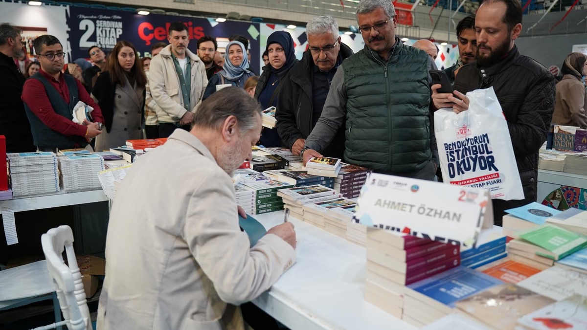 Serdivan Kitap Fuarı’nda Ünlü İsimlere Büyük İlgi
