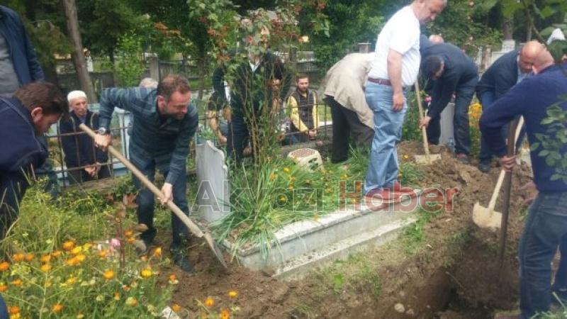 Merhum Şeref Özdemirin Eşi Defnedildi