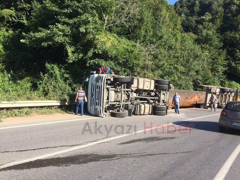 Reşadiye Yolunda Tır Devrildi