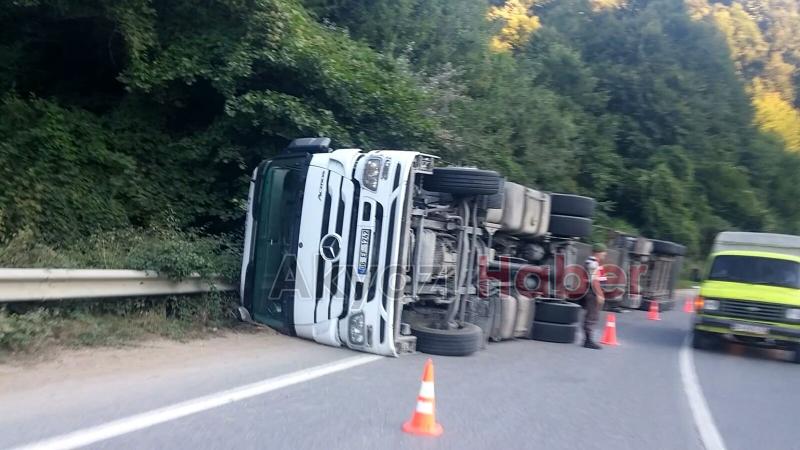 Reşadiye Yolunda Tır Devrildi