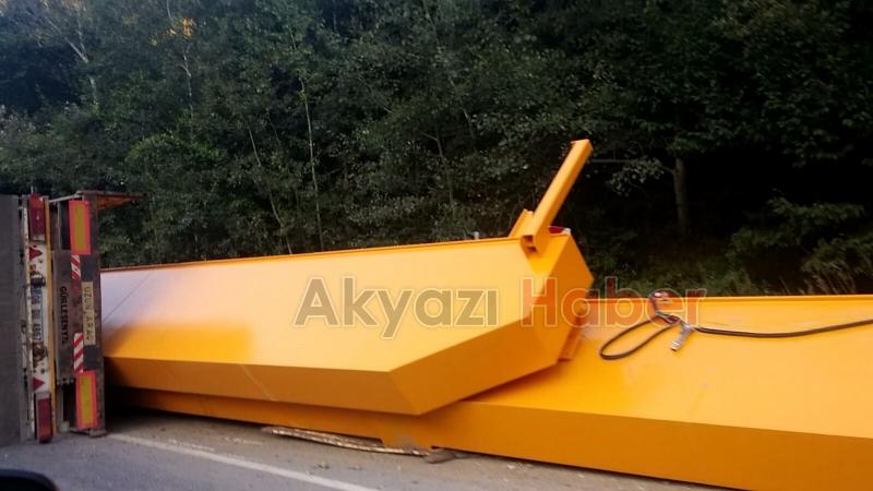 Reşadiye Yolunda Tır Devrildi