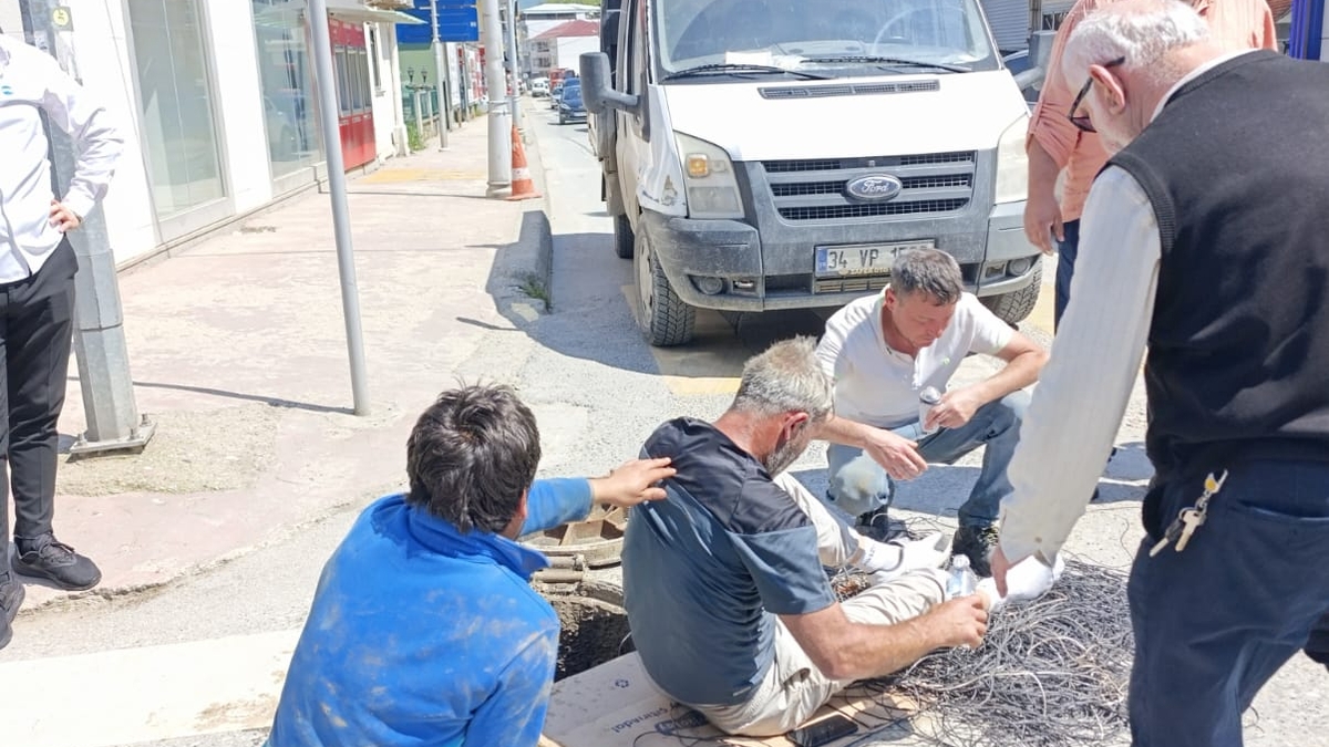 Servis aracı telekom çalışanının ayağını ezdi