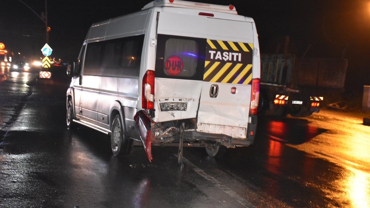 Servis minibüsü ile otomobil çarpıştı; 2 yaralı