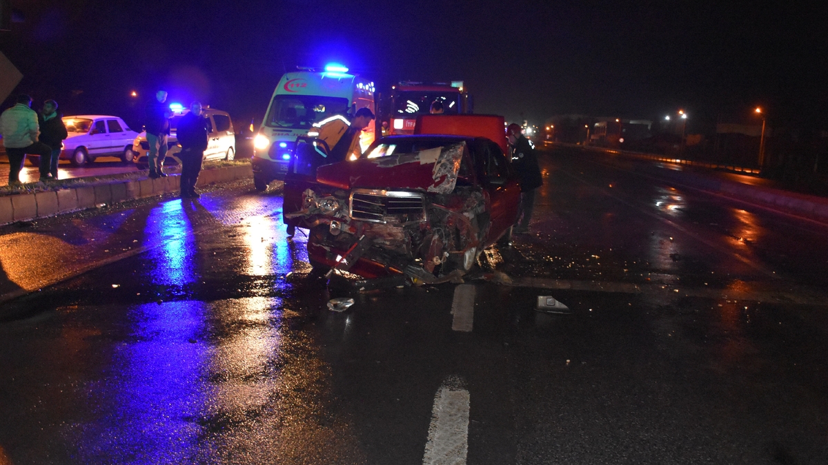 Servis minibüsü ile otomobil çarpıştı; 2 yaralı