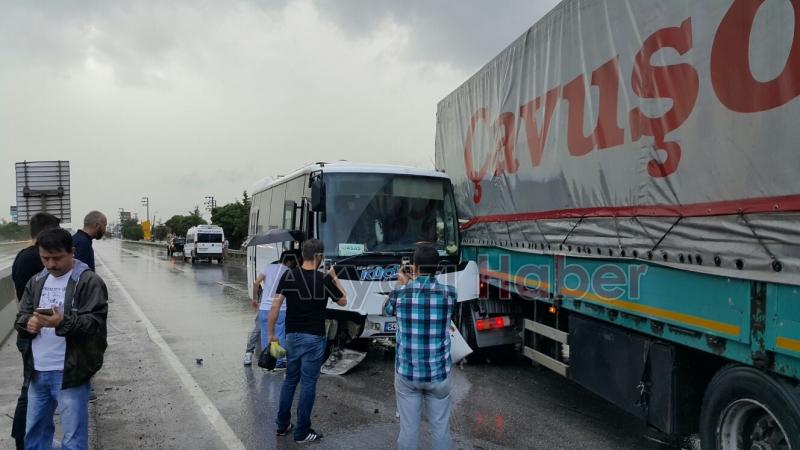 Servis Minibüsüne Tır Çarptı