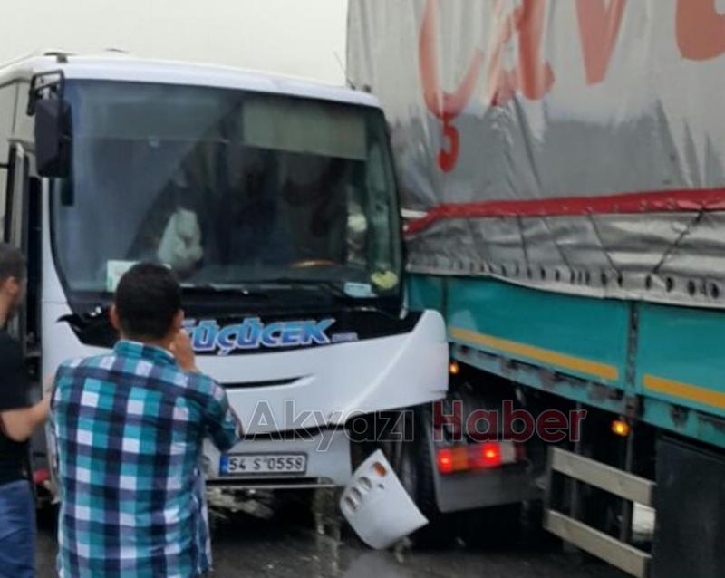 Servis Minibüsüne Tır Çarptı