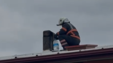 Seyfeler Mahallesinde çıkan baca yangını kısa sürede söndürüldü.