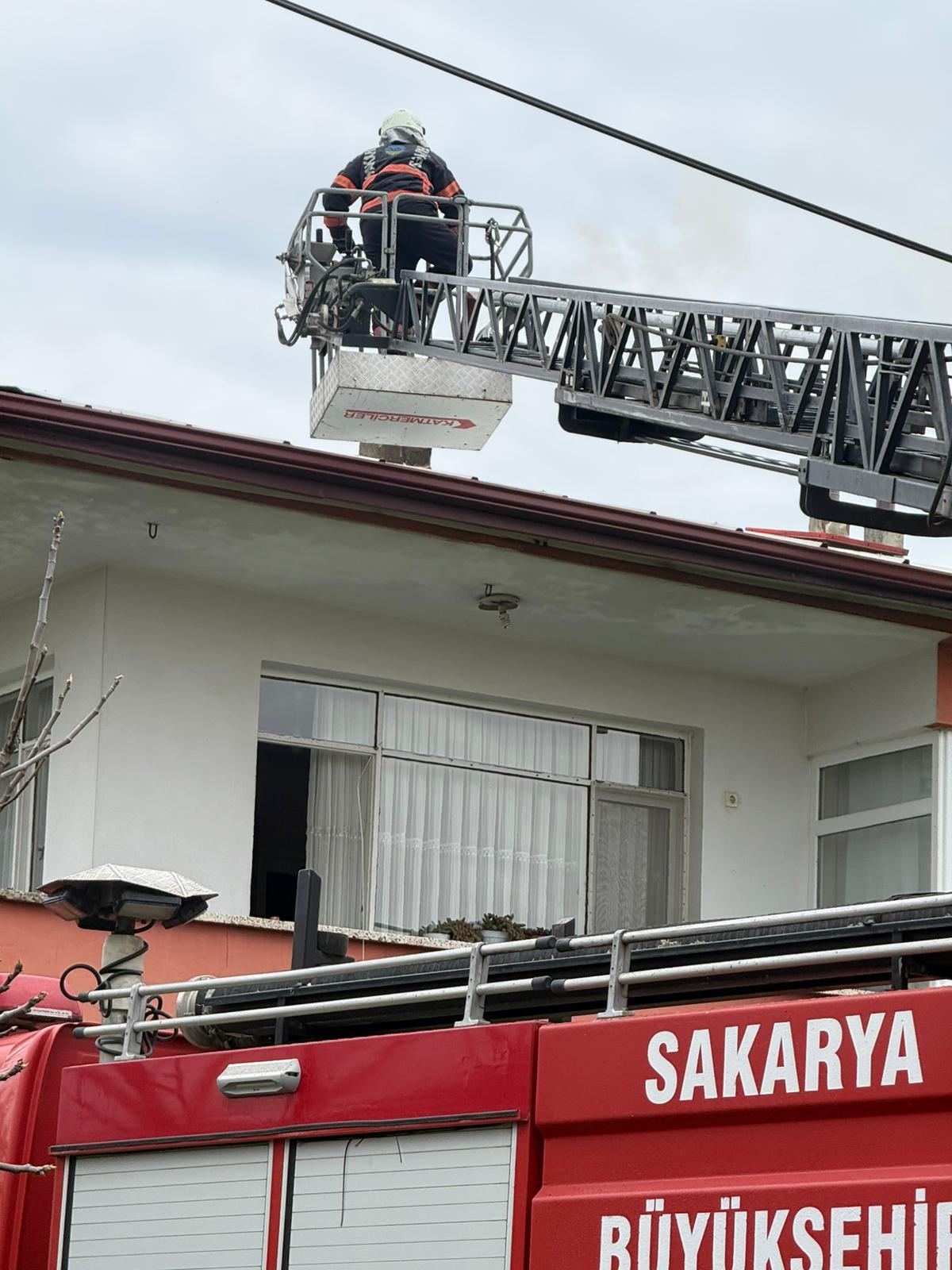 Seyfeler Mahallesinde çıkan baca yangını kısa sürede söndürüldü.