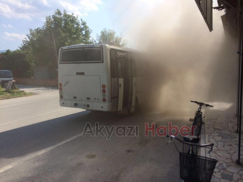 Seyir Halindeki Yolcu Minibüsü Alev Aldı