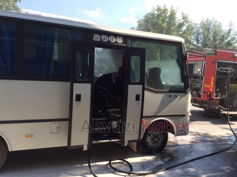 Seyir Halindeki Yolcu Minibüsü Alev Aldı