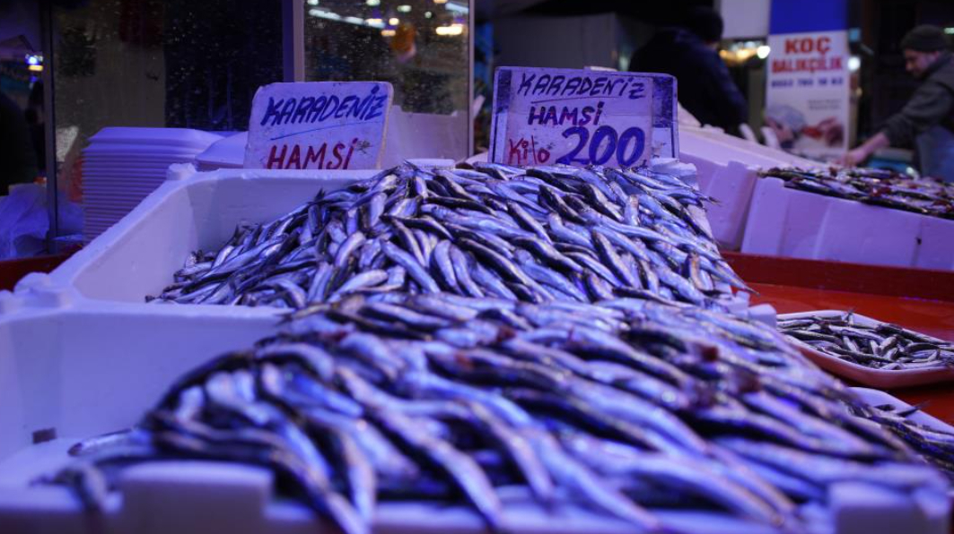 Sezonun son balıkları tezgahta