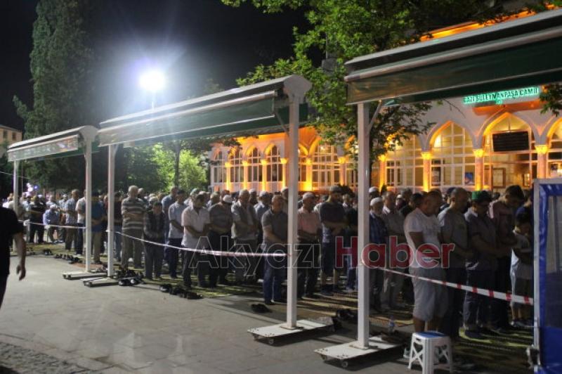 Sıcak Hava Cemaati Dışarı Döktü