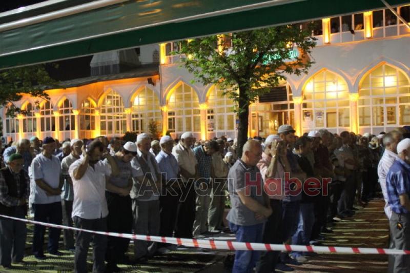 Sıcak Hava Cemaati Dışarı Döktü