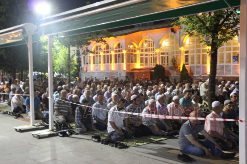 Sıcak Hava Cemaati Dışarı Döktü