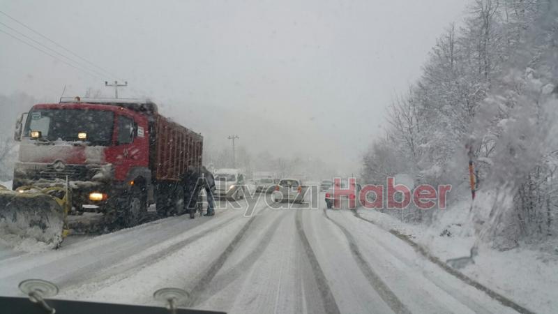  Şiddetli Kar Yağışı Trafiği Etkiledi